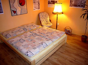 Azyl pro milence Olomouc pokoj s postelí